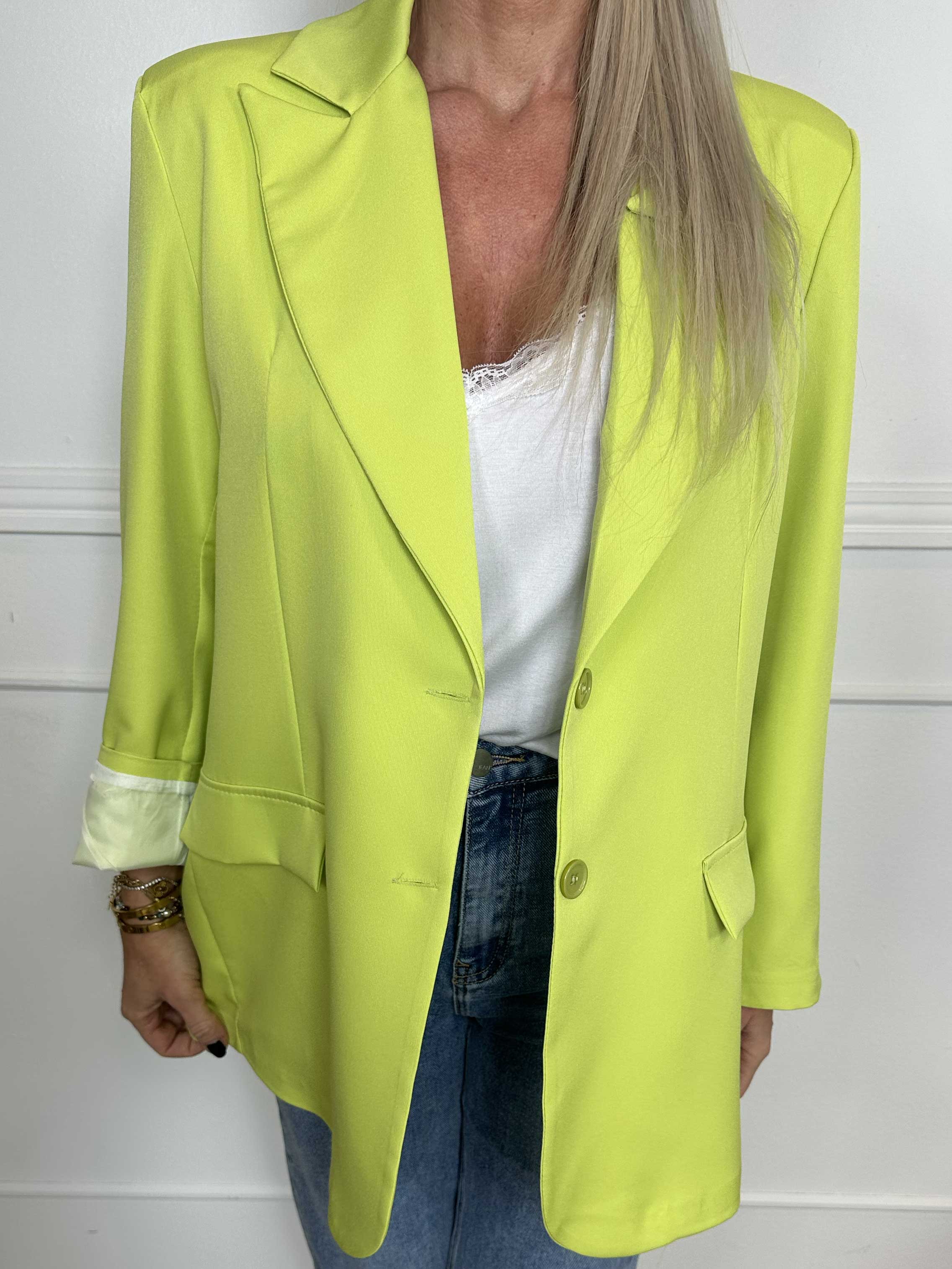 Kaisa - Farvet stilren blazer med knapper